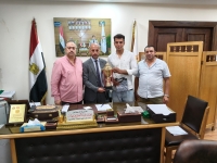 تكريم الطالب عبد الرحمن ابراهيم عبيد المقيد بالفرقة الثانية لحصوله على المركز الأول على مستوى الكليه فى بطوله مصارعة الذراعين